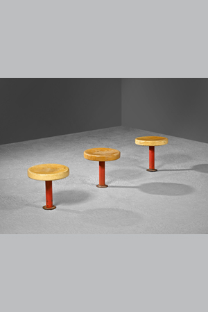 Charlotte PERRIAND - Suite de trois tabourets, assise circulaire en bois reposant sur un fût en métal laqué rouge. Hauteur : 30 cm, Diamètre : 30 cm. Provenance : Cantine de la garderie de la résidence La Nova d'Arc, 1800